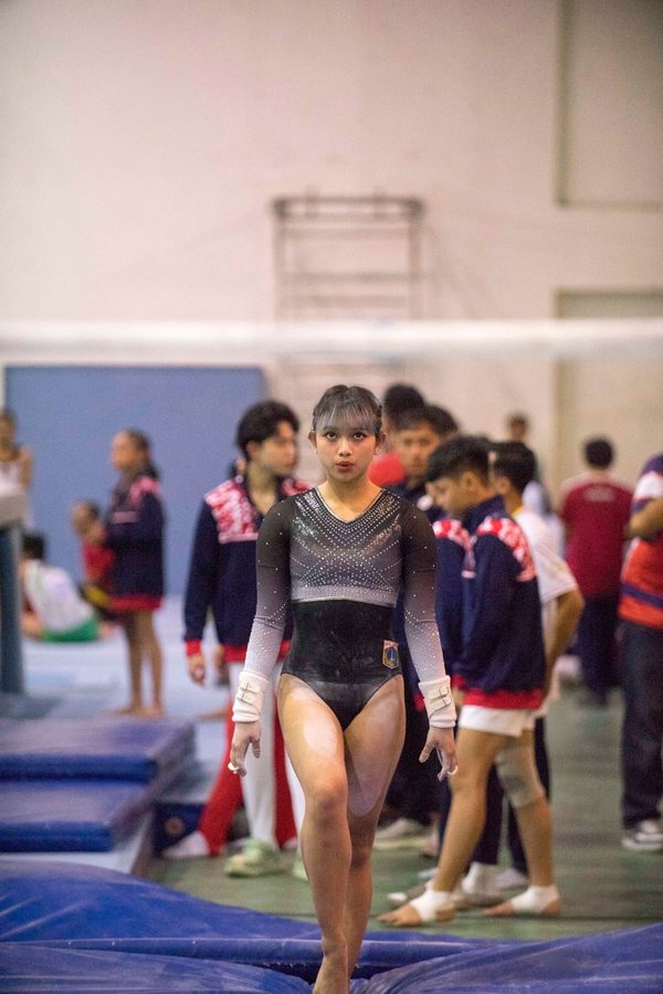 Pesenam putri berjalan menuju alat